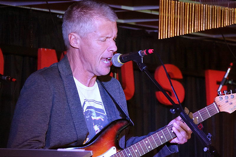 10 - SIMPLY THE BEST - RICHARD PETERL