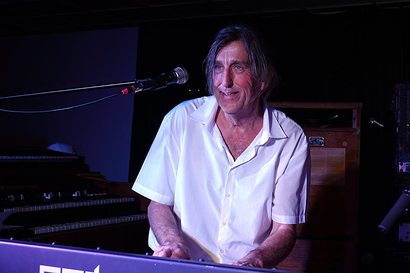 02 - SCHOOL 'S OUT - GERT PRIX