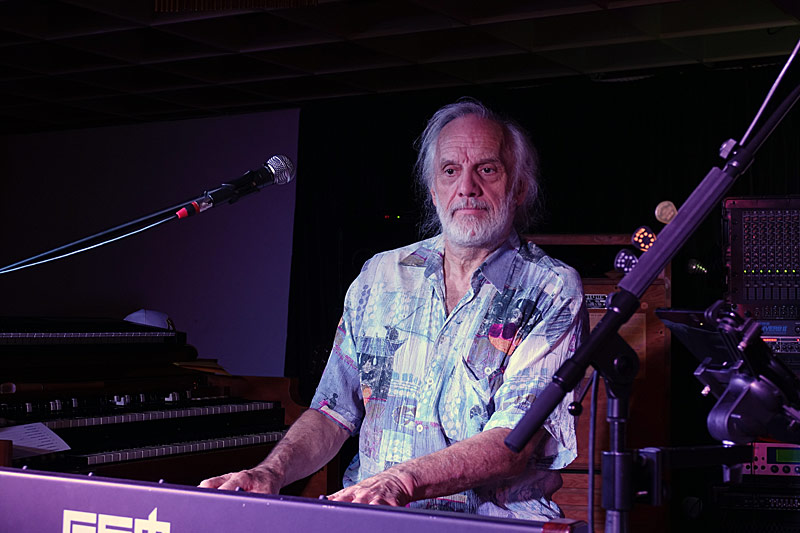 09 - SCHOOL 'S OUT - MANFRED JAMMER