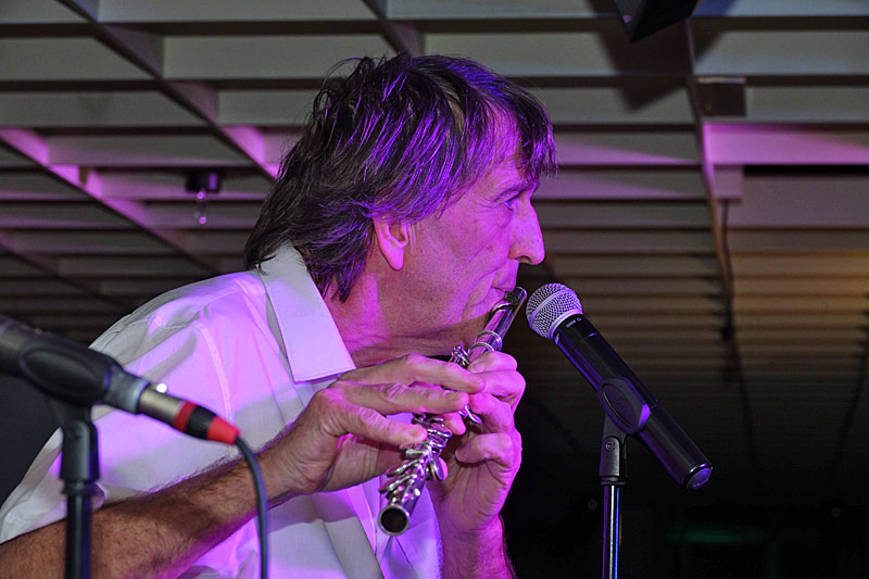 01 - BAND OVER TROUBLED WATER - GERT PRIX