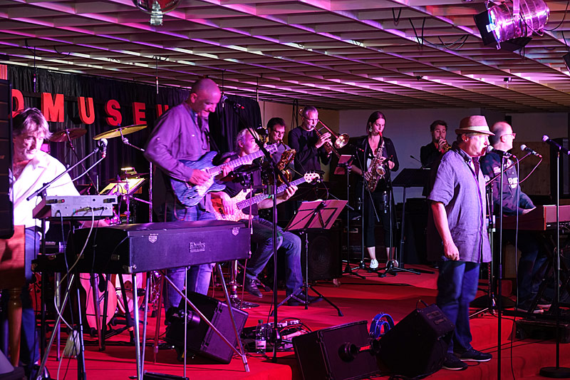 02 - BAND OVER TROUBLED WATER