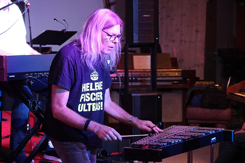 04 - BAND OVER TROUBLED WATER - ROMAN FLAMMERSFELD