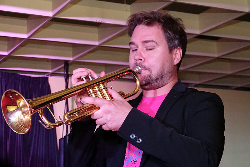 06 - BAND OVER TROUBLED WATER - DANIEL AMANN