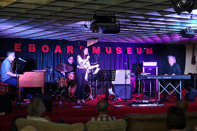 08 - SCHULLER & SÖHNE FEAT. EVA MORENO