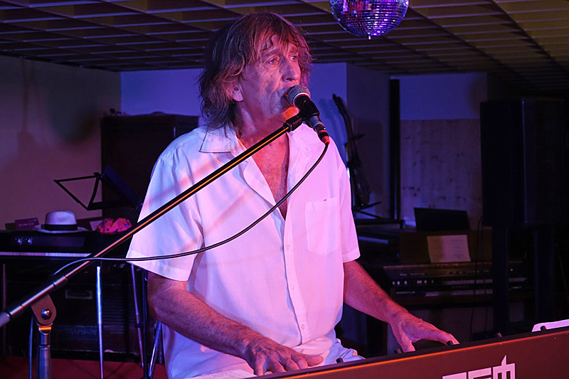 01 - SCHOOL'S OUT - GERT PRIX