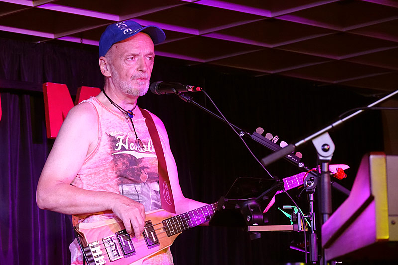 04 - SCHOOL'S OUT - TOM PIBER