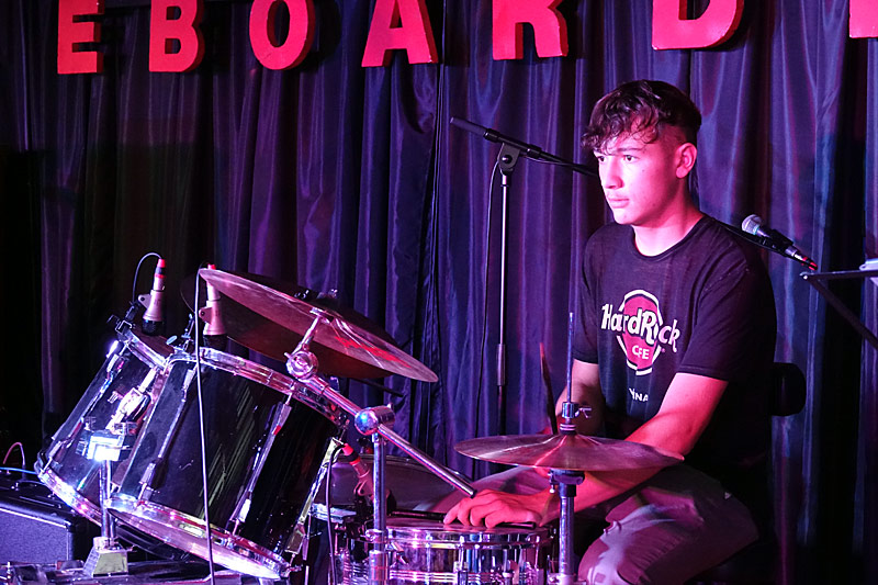 09 - SCHOOL'S OUT - MAX BRANDSTÄTTER