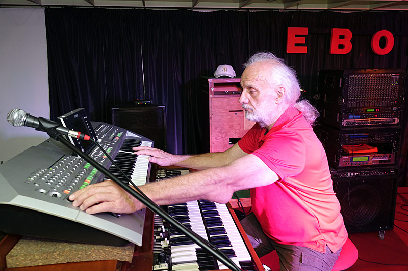 15 - SCHOOL'S OUT - MANFRED JAMMER