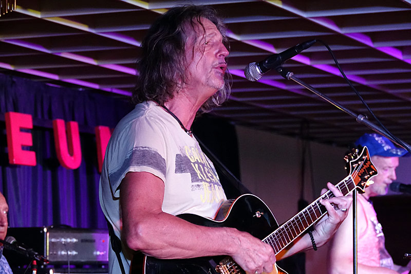 16 - SCHOOL'S OUT - HARRY HOLLER