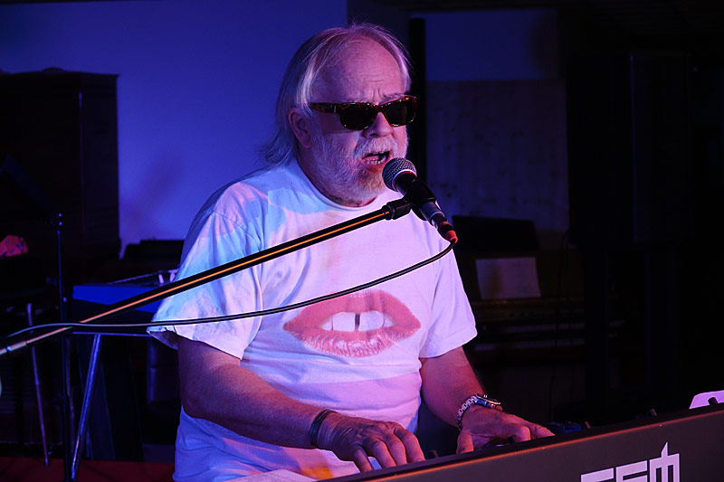 19 - SCHOOL'S OUT - PETER MAYR