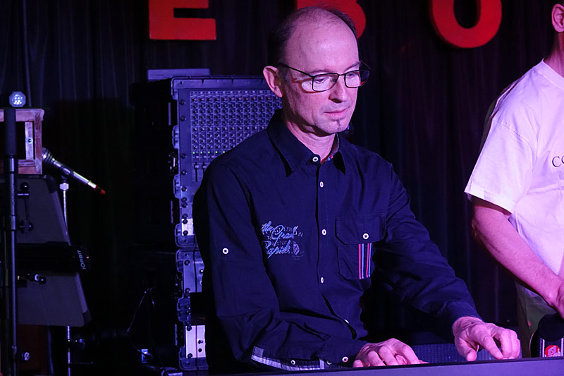 10 - LET IT BEAT - EDGAR LUTZ