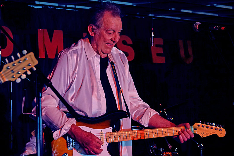 01 - DOZY, BEAKY, MICK & TICH -  JOHN "BEAKY" DYMOND