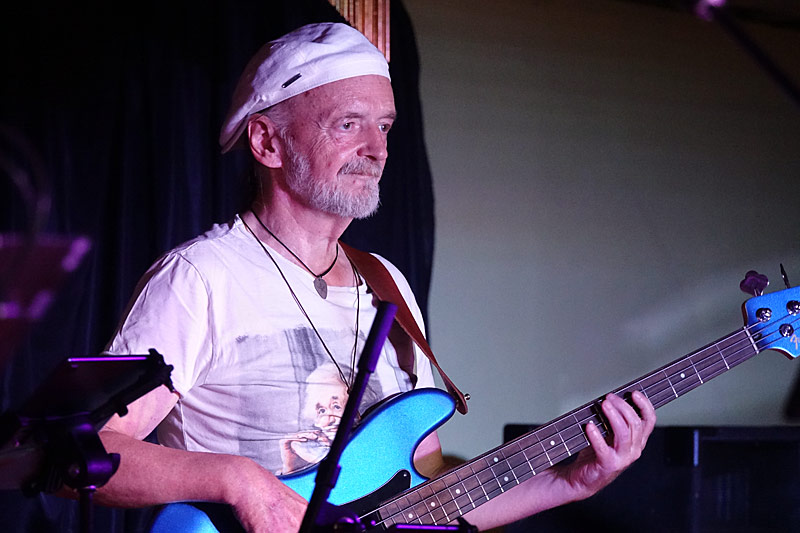 04 - SCHOOL'S OUT - THOMAS GOSCHAT