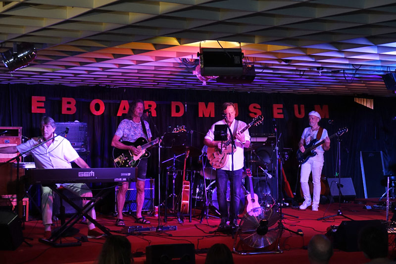 08 - SCHOOL'S OUT - BEACH BAND UND MANFRED SADJAK