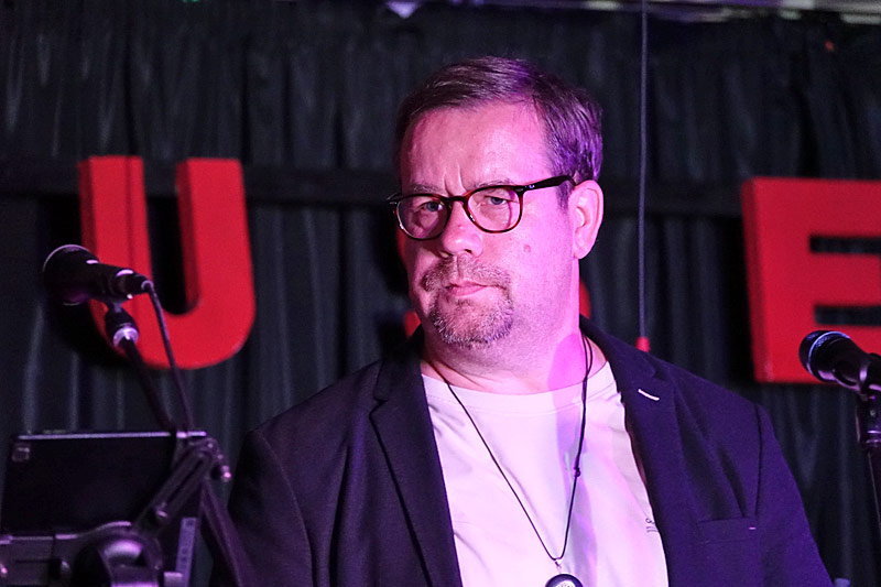 15 - SCHOOL'S OUT - SVEN