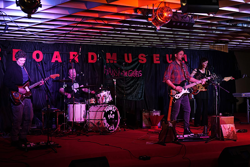 02 - HANSI AND THE GRETELS