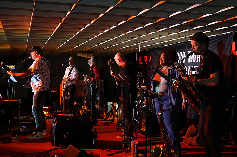 11 - TOBACCO ROAD BLUES BAND