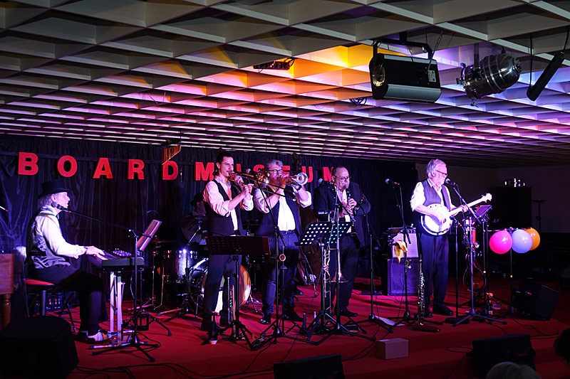 02 - VERY OLD STOARIEGLER DIXIELAND BAND