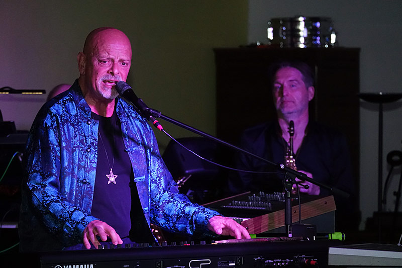 17 - SONG CONTEST PARTY - GARY LUX