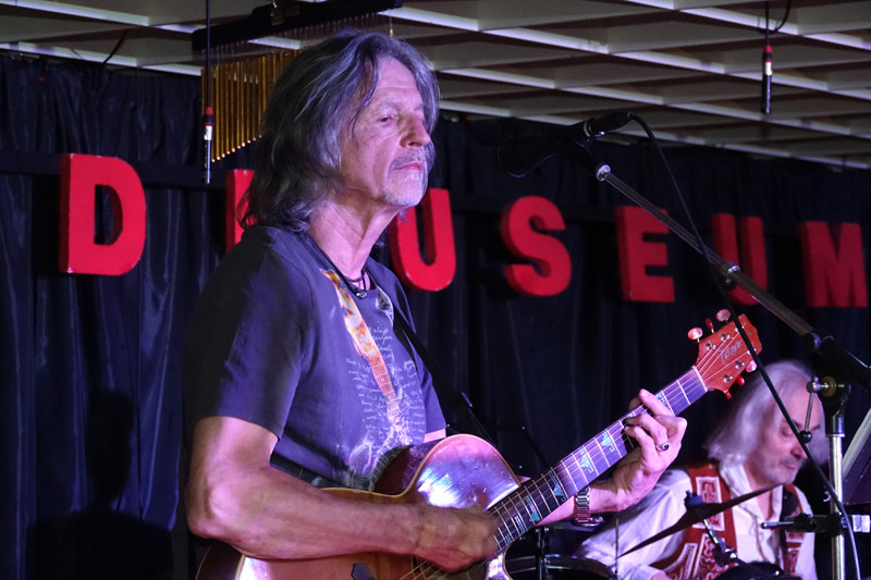 19 - SONG CONTEST PARTY - HARRY HOLLER